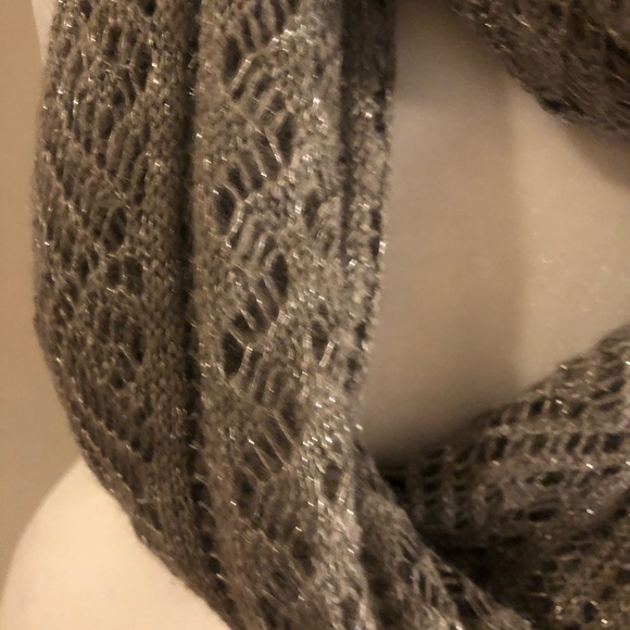 CHARLIE Paige infinity scarf gray with a shimmer - Picture 6 of 8